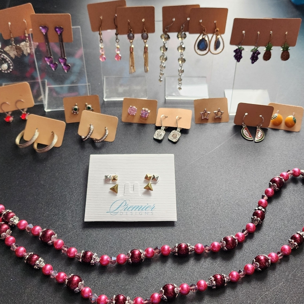 21 Elegant Assorted Earrings & Necklace - Picture 3 of 7